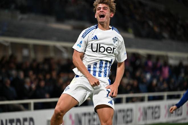 AC米兰官方晒球队03年欧冠决赛阵容，你知道前腰.